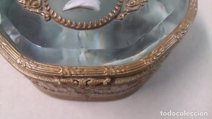 Antig&uuml;edades: Caja de cristal biselado y bronce siglo xix - Foto 12