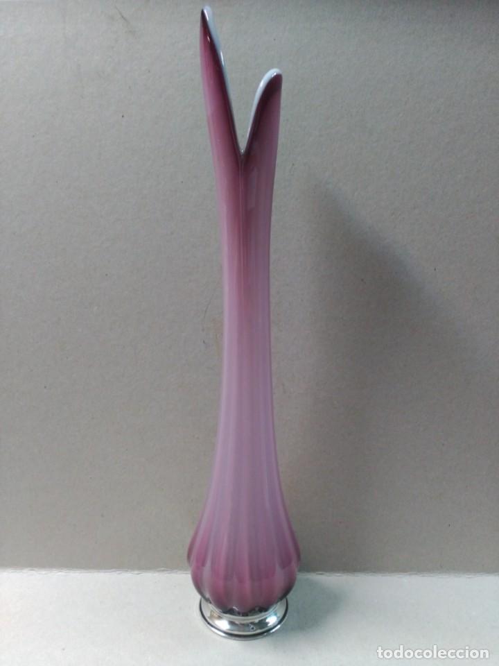 Antiquit&auml;ten: JARRON DE CRISTAL MORADO CON PIE DE PLATA PUNZONADA.