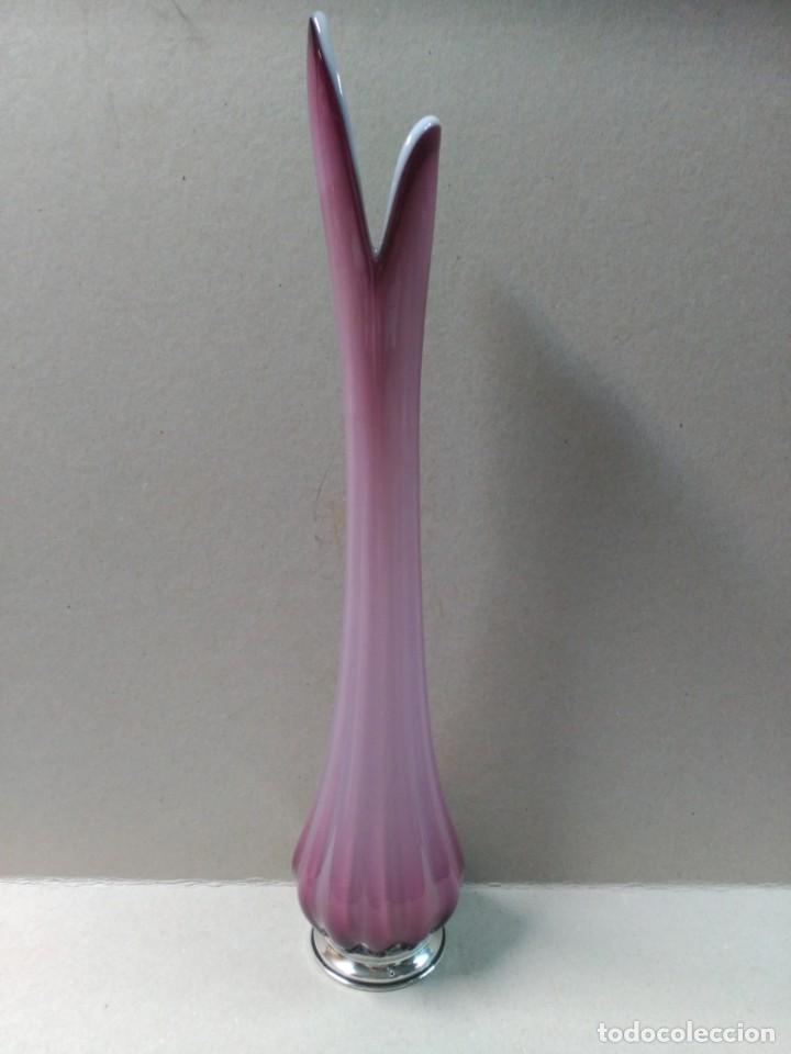 Antig&uuml;edades: JARRON DE CRISTAL MORADO CON PIE DE PLATA PUNZONADA. - Foto 2