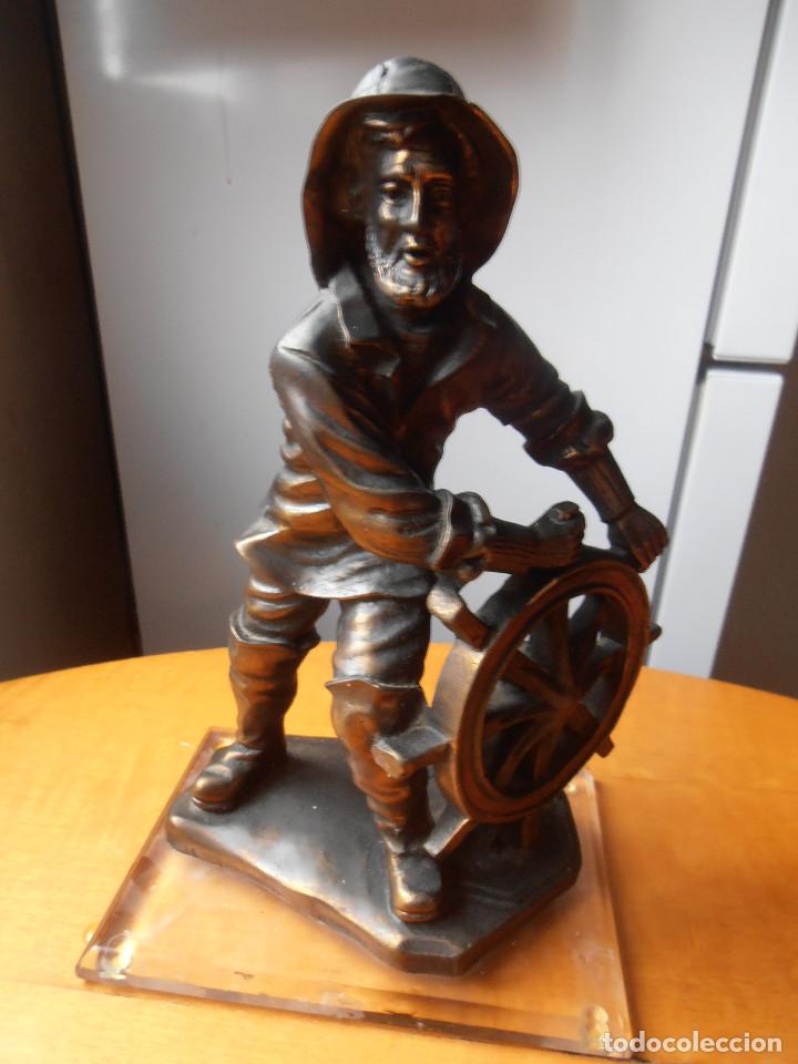 Antiguidades: BONITA FIGURA EN METAL  REPRESENTANDO MARINERO CON TIM&Oacute;N. MARCA - VILU - EN LA BASE