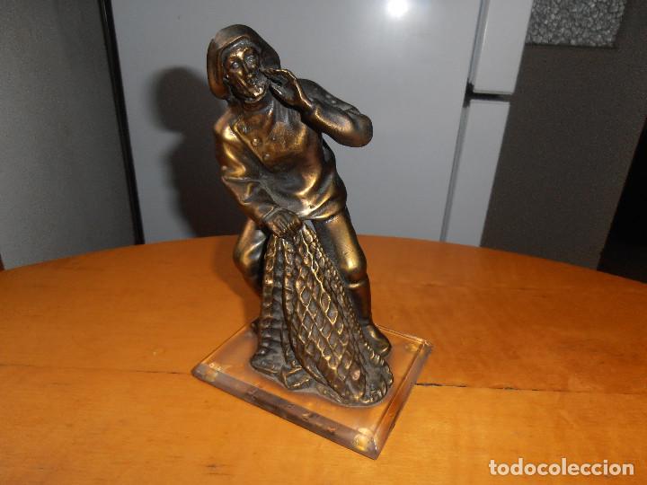 Antiguidades: BONITA FIGURA EN METAL  REPRESENTANDO MARINERO CON RED
