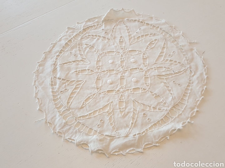 Antig&uuml;edades: Tapete circular blanco bordado - Foto 1