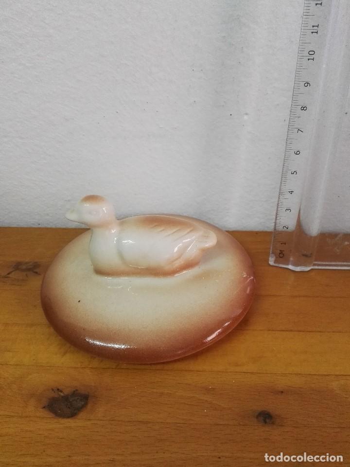 Antig&uuml;edades: Tapa con pato de cer&aacute;mica - Foto 1