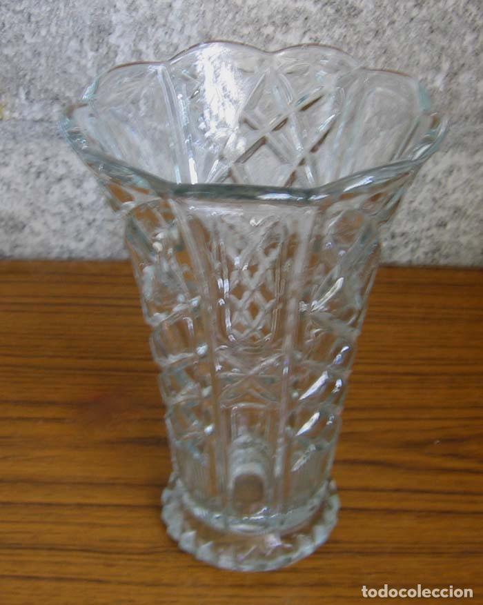 Antig&uuml;edades: FLORERO de cristal labrado - Foto 2