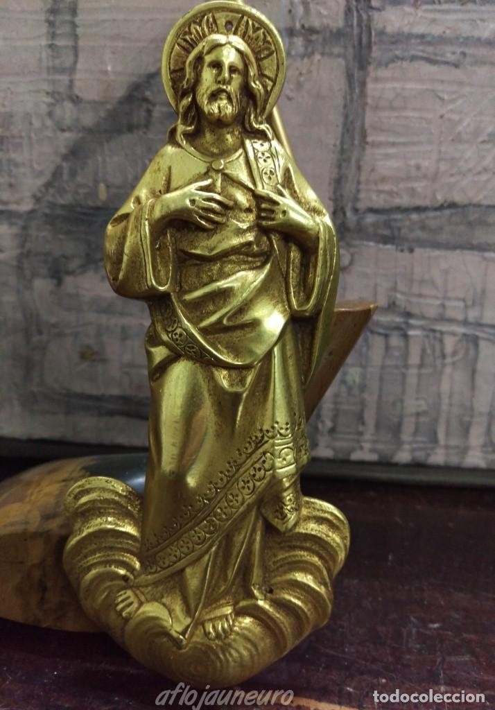 Antig&uuml;edades: Figura en bronce del SAGRADO CORAZON en relieve - Foto 1
