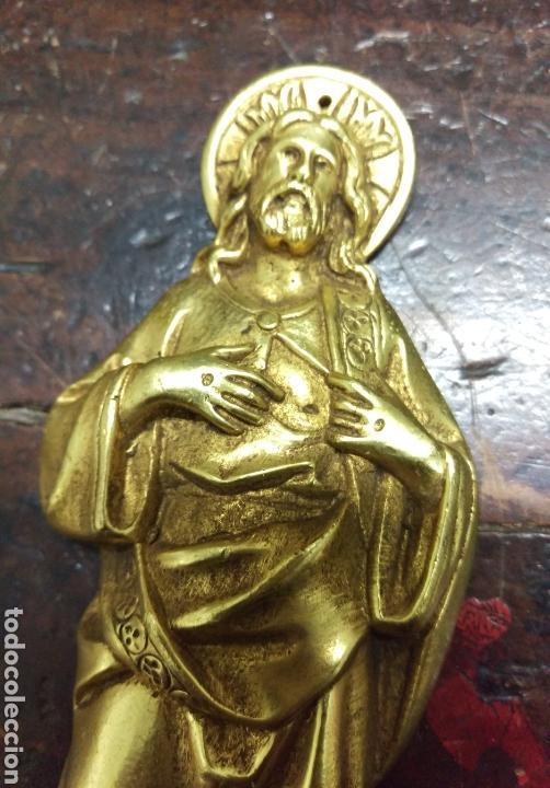 Antig&uuml;edades: Figura en bronce del SAGRADO CORAZON en relieve - Foto 3