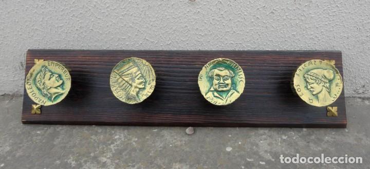 Antig&uuml;edades: Perchero de colgar de madera y perchas  de bronce - Foto 1