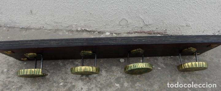 Antig&uuml;edades: Perchero de colgar de madera y perchas  de bronce - Foto 2