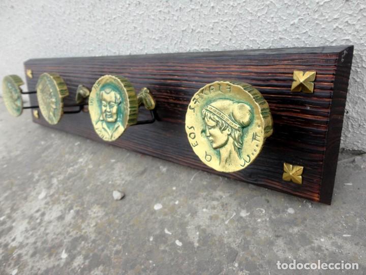 Antig&uuml;edades: Perchero de colgar de madera y perchas  de bronce - Foto 3