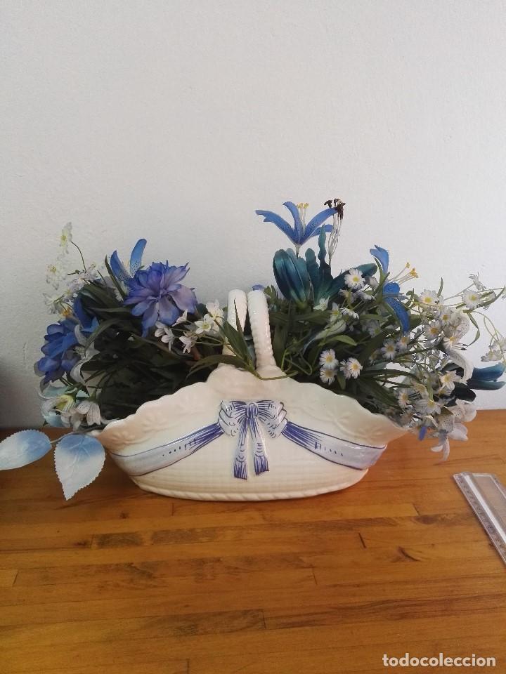Antig&uuml;edades: Centro de porcelana con flores secas - Foto 1