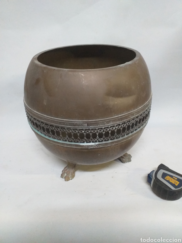 Antig&uuml;edades: Antiguo macetero grande con cenefa intermedia, y garras de leon. - Foto 1