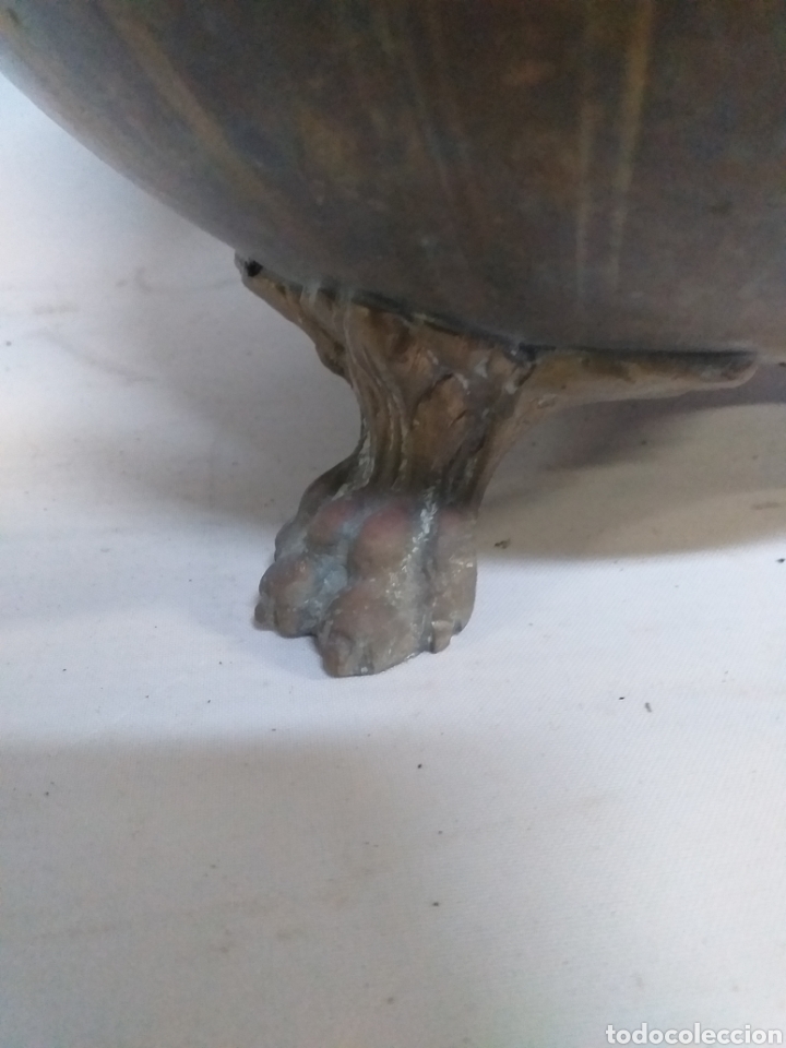 Antig&uuml;edades: Antiguo macetero grande con cenefa intermedia, y garras de leon. - Foto 2