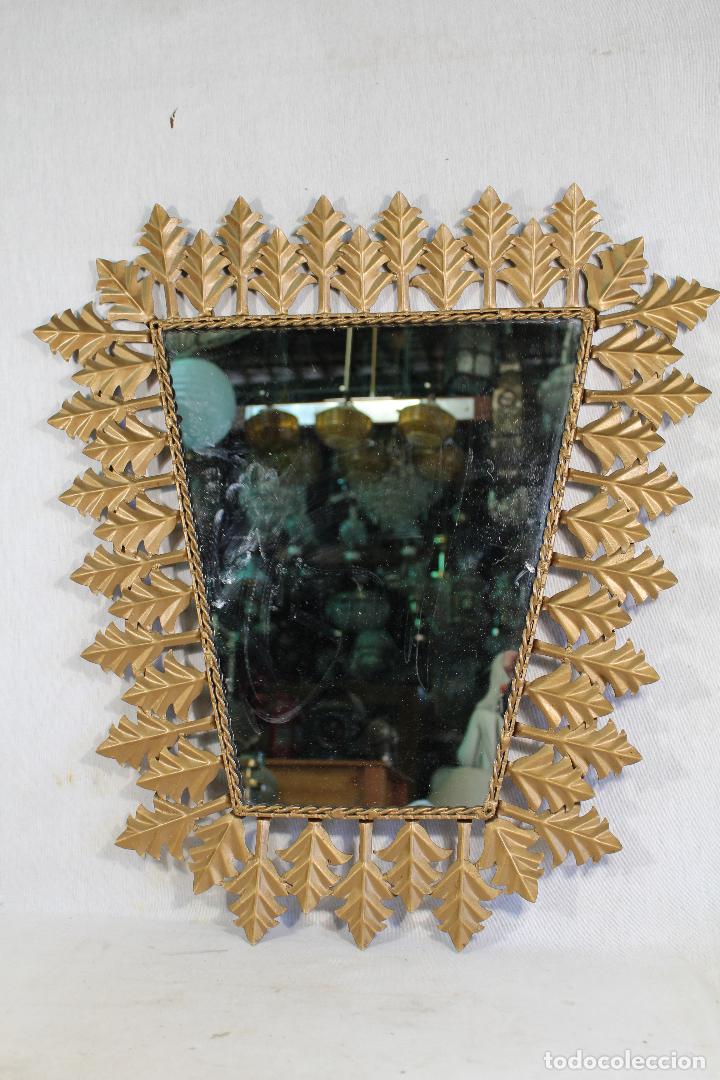 Antig&uuml;edades: espejo vintage en metal dorado triangular con hojas - Foto 1
