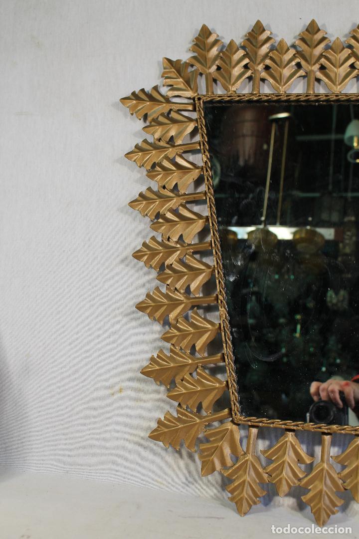 Antig&uuml;edades: espejo vintage en metal dorado triangular con hojas - Foto 2