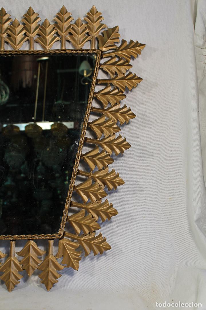 Antig&uuml;edades: espejo vintage en metal dorado triangular con hojas - Foto 3