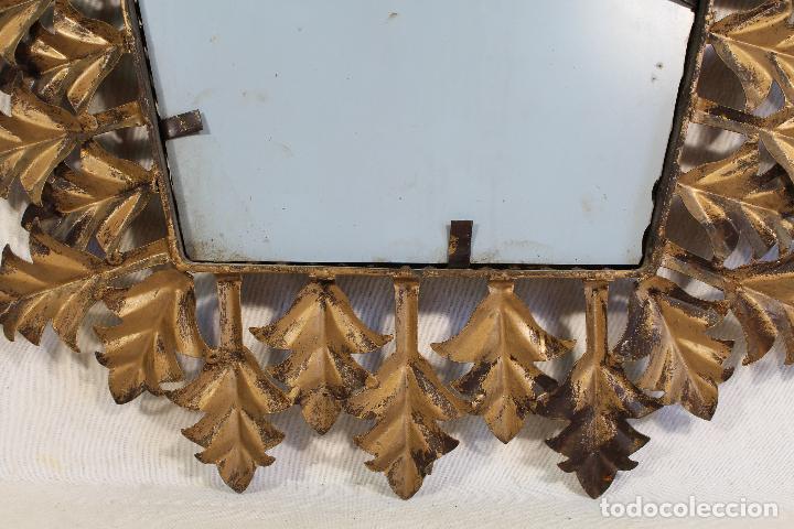 Antig&uuml;edades: espejo vintage en metal dorado triangular con hojas - Foto 4