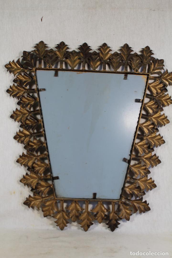 Antig&uuml;edades: espejo vintage en metal dorado triangular con hojas - Foto 5