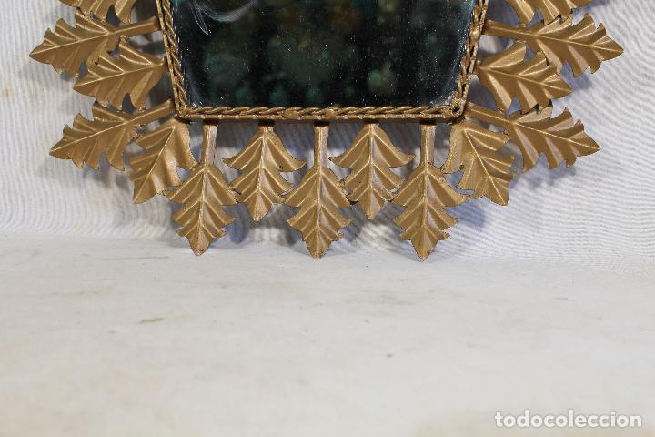 Antig&uuml;edades: espejo vintage en metal dorado triangular con hojas - Foto 6