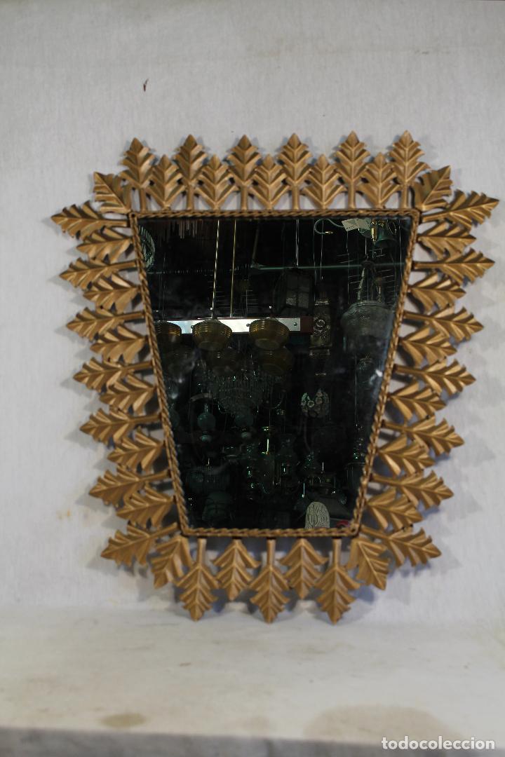 Antig&uuml;edades: espejo vintage en metal dorado triangular con hojas - Foto 7