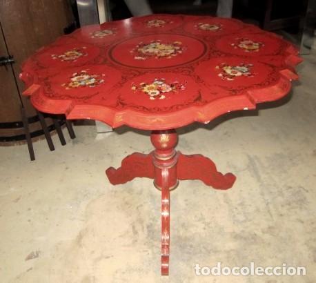 Antigüedades: Mesa estilo isabelina, til-top, color rojo y motivos de flores y oro, - Foto 1 - 150342154