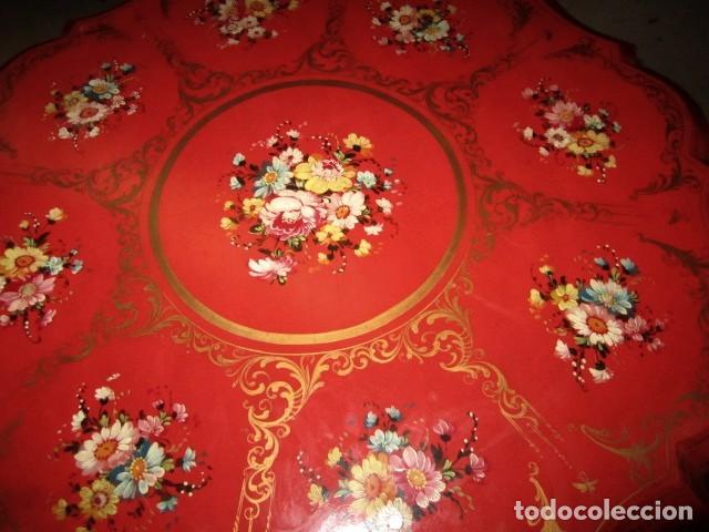 Antigüedades: Mesa estilo isabelina, til-top, color rojo y motivos de flores y oro, - Foto 3 - 150342154