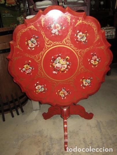 Antigüedades: Mesa estilo isabelina, til-top, color rojo y motivos de flores y oro, - Foto 4 - 150342154