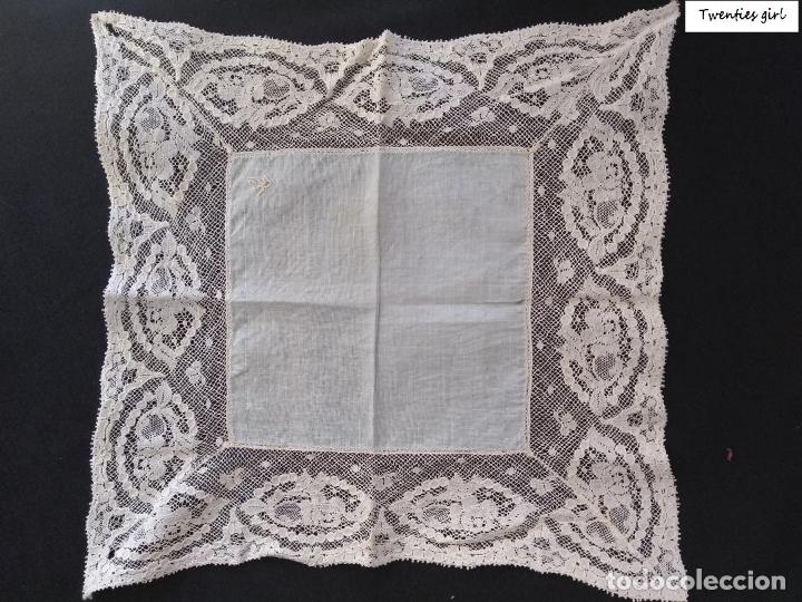 Antig&uuml;edades: Antiguo pa&ntilde;uelo de tela celeste con encaje - Foto 1