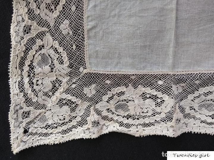 Antig&uuml;edades: Antiguo pa&ntilde;uelo de tela celeste con encaje - Foto 2