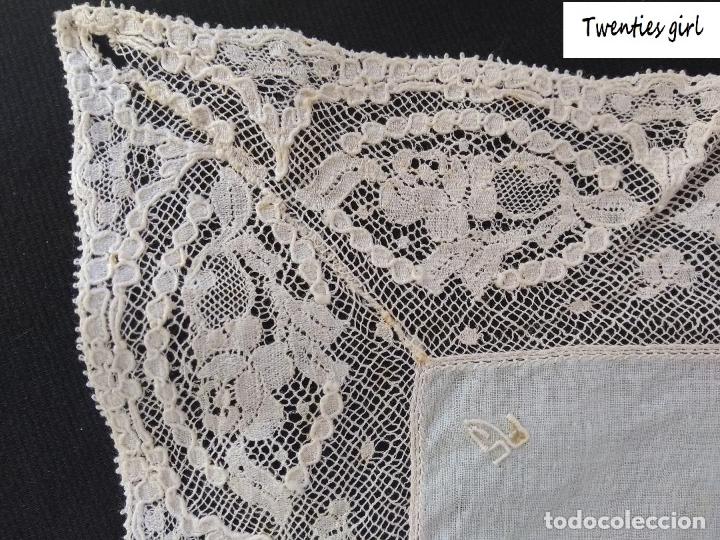 Antig&uuml;edades: Antiguo pa&ntilde;uelo de tela celeste con encaje - Foto 3