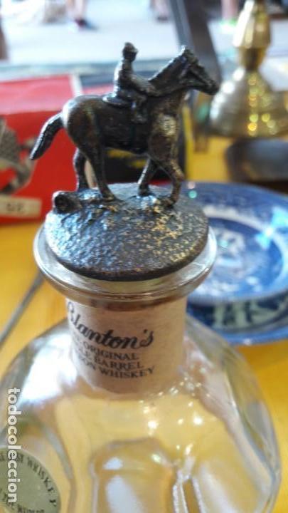 Antiquit&auml;ten: botella de licor , en cristal , con tapon ecuestre