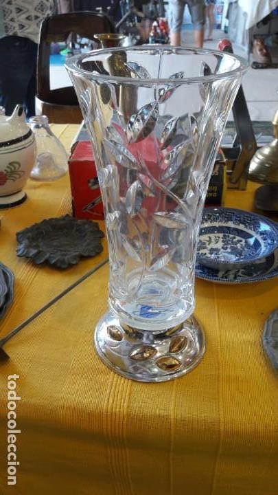 Antiquit&eacute;s: florero de cristal roca tallado con base de plata