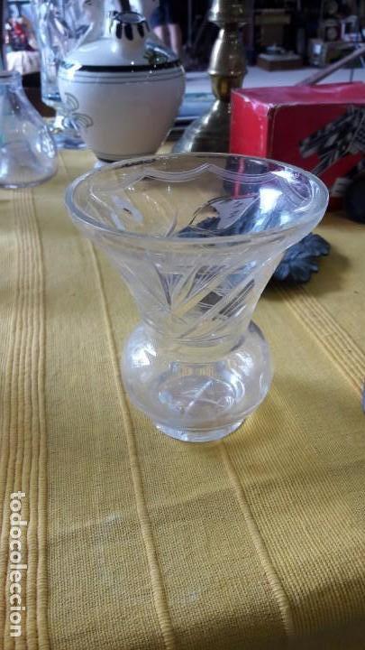 Antig&uuml;edades: florero de cristal roca tallado - Foto 1