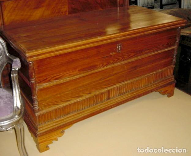 Antig&uuml;edades: Arcon antiguo moldurado y con medias columnas - Foto 1