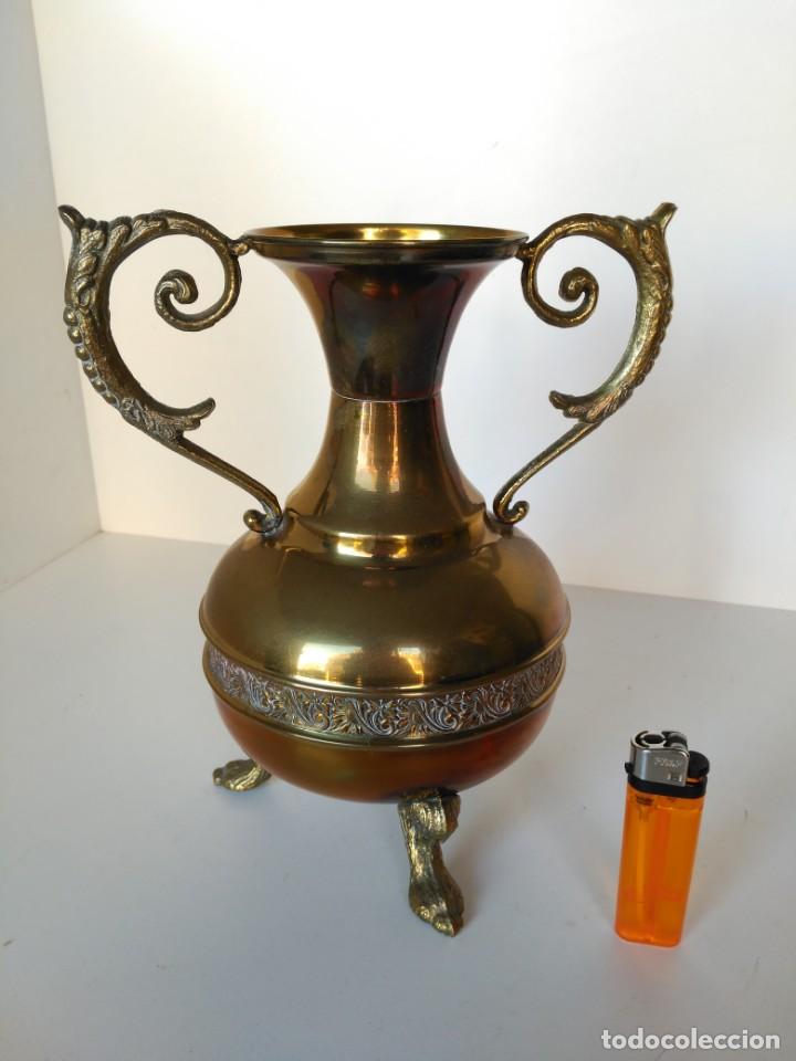 Antig&uuml;edades: Jarron decorativo de lat&oacute;n - Foto 1