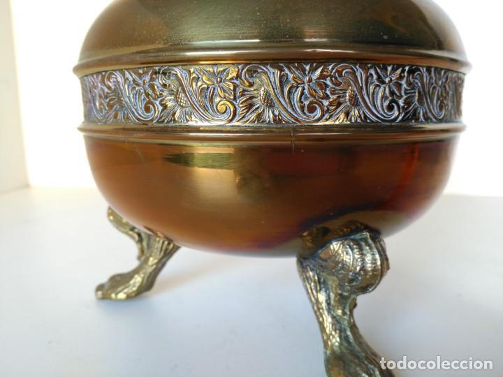 Antig&uuml;edades: Jarron decorativo de lat&oacute;n - Foto 2