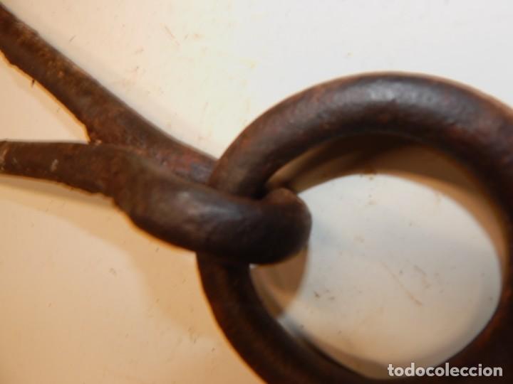 Antig&uuml;edades: 2 argollas grandes de forja..  de atar toros - Foto 3