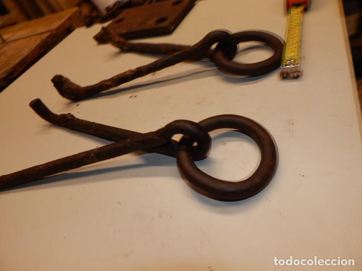 Antig&uuml;edades: 2 argollas grandes de forja..  de atar toros - Foto 4