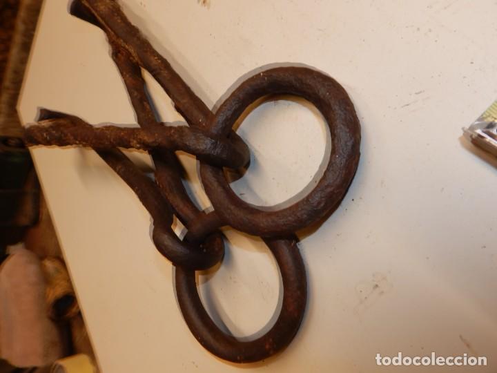 Antig&uuml;edades: 2 argollas grandes de forja..  de atar toros - Foto 5