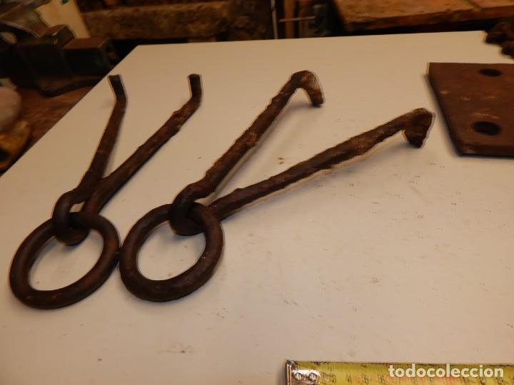 Antig&uuml;edades: 2 argollas grandes de forja..  de atar toros - Foto 7