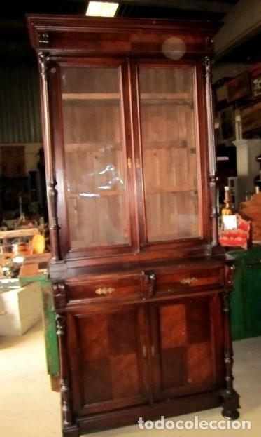 Antig&uuml;edades: Aparador antiguo SXIX con columnas con capitel - Foto 1