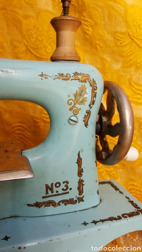Antig&uuml;edades: M&Aacute;QUINA DE COSER MINIATURA - Foto 2