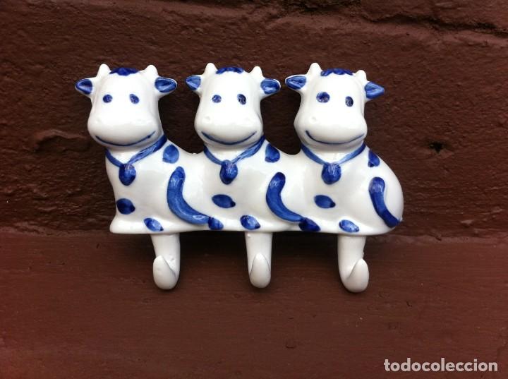 Antiguidades: PERCHERO CER&Aacute;MICA ESMALTADA. VACAS.  13 x 10cm.