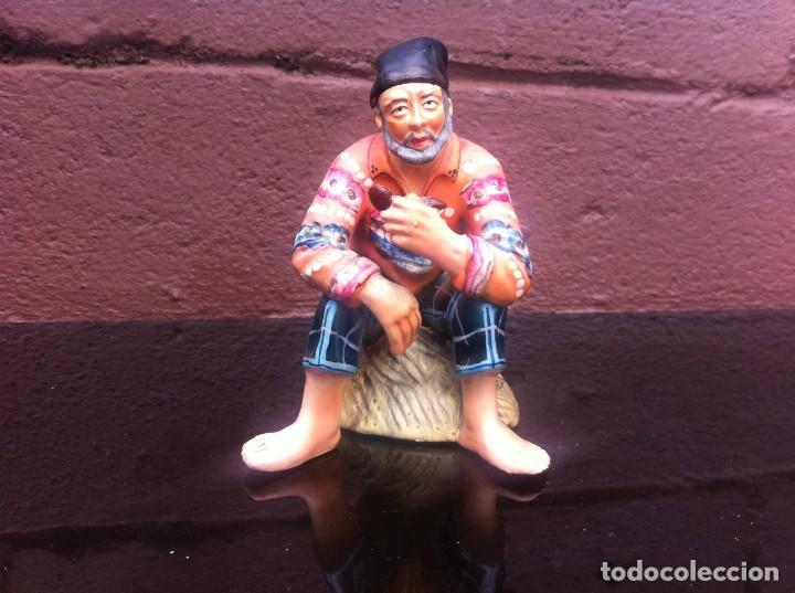 Antiquit&auml;ten: FIGURA DE CABALLERO SENTADO, CON PIPA. ALTURA: 11cm. POVOA DE VARZIM. PORTUGAL
