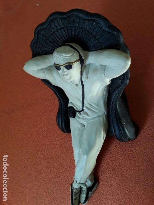 Antiguidades: Figura de escayola de personaje tomando el sol y escuchando m&uacute;sica. Blanco y negro