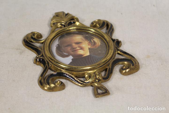 Antig&uuml;edades: marco peque&ntilde;o de bronce - Foto 2