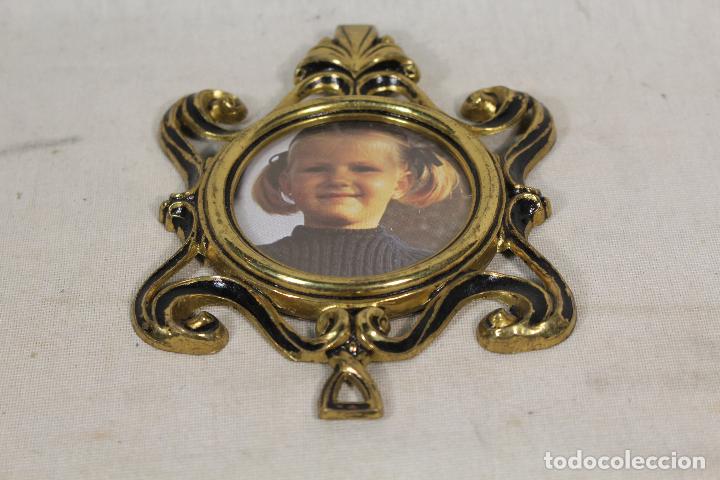 Antig&uuml;edades: marco peque&ntilde;o de bronce - Foto 3