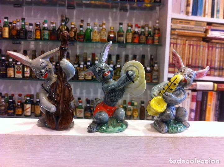 Oggetti Antichi: TRES  CONEJOS M&Uacute;SICOS DE PORCELANA ESMALTADA. ALTURA: 10cm.