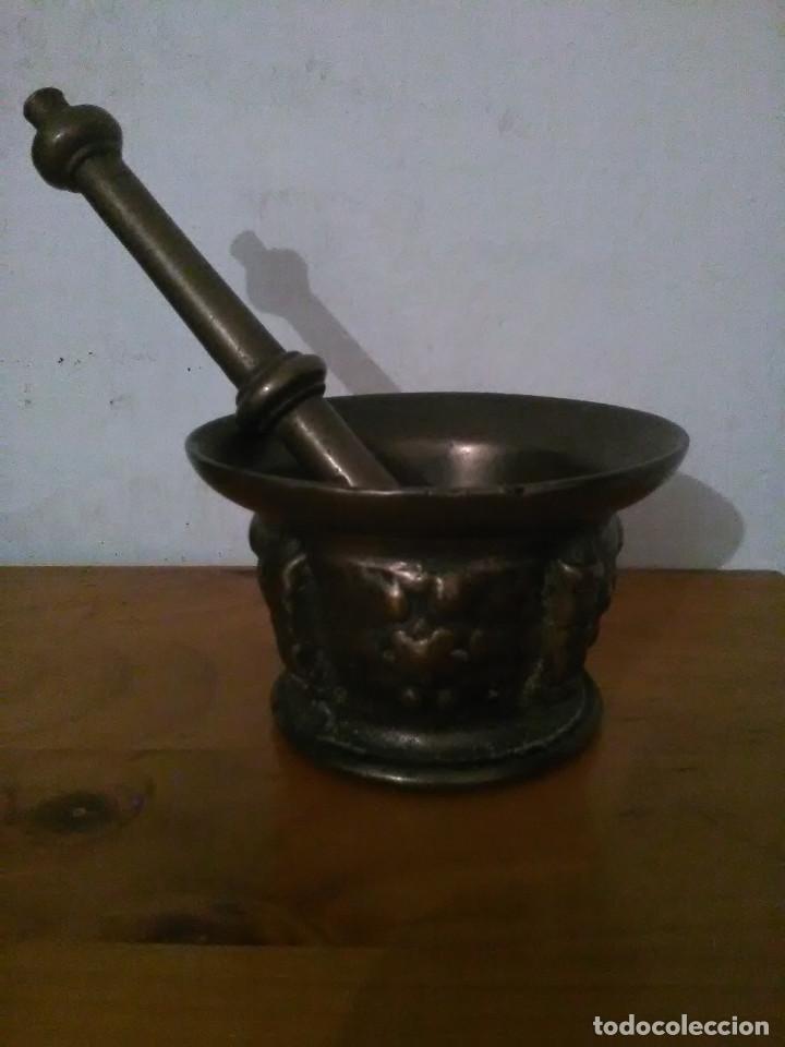 Antig&uuml;edades: Mortero en bronce con costillas siglo XVIII