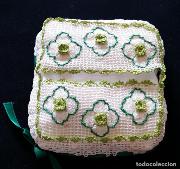 Antig&uuml;edades: Bolsa guardapa&ntilde;uelos en crochet - Foto 1