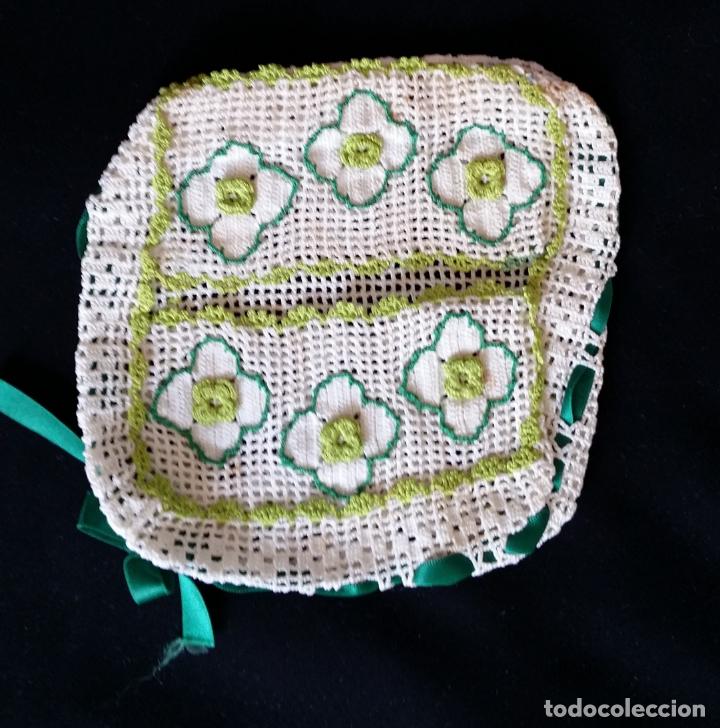 Antig&uuml;edades: Bolsa guardapa&ntilde;uelos en crochet - Foto 7